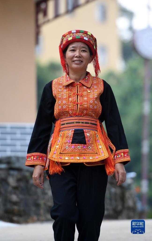 　在廣西蒼梧縣六堡鎮(zhèn)山坪村，祝雪蘭走在村道上（2022年9月22日攝）。新華社記者 陸波岸 攝